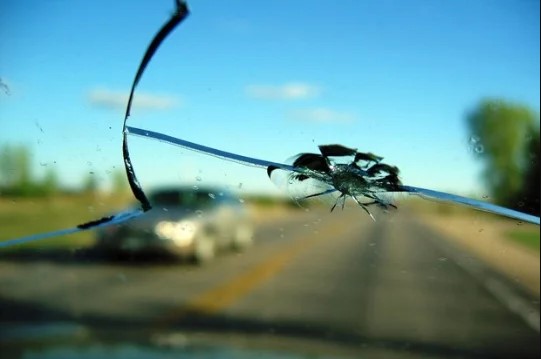 Быстрая замена поврежденного лобового стекла машины bystraya-zamena-povrezhdennogo-lobovogo-stekla-mashiny-sola.com_.ua_