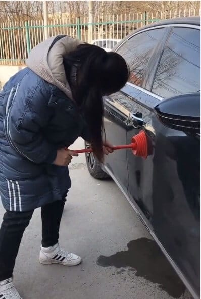 Как отрихтовать неглубокие вмятины на кузове автомобиля kak-otrihtovat-neglubokie-vmyatiny-na-kuzove-avtomobilya-sola.com_.ua_