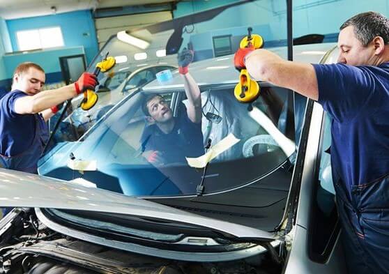 Быстрая замена поврежденного лобового стекла машины -замены-лобовых-стекол-Sola.com_.ua_